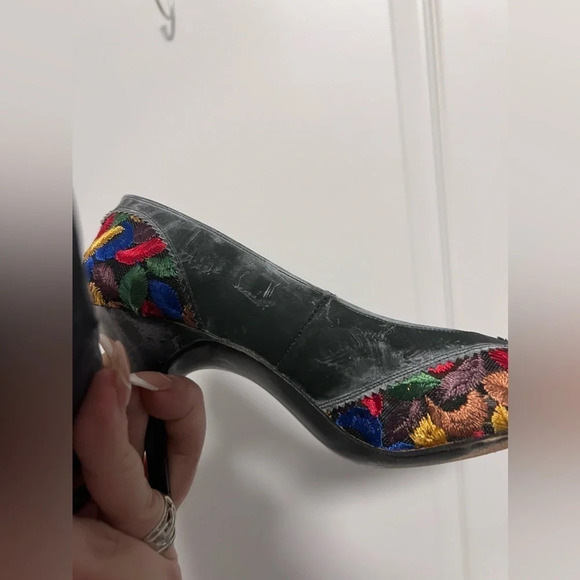 Berne of Switzerland | RARE Vintage Embroidered Pointed Toe Pumps | Size 6 - Picture 15 of 15
